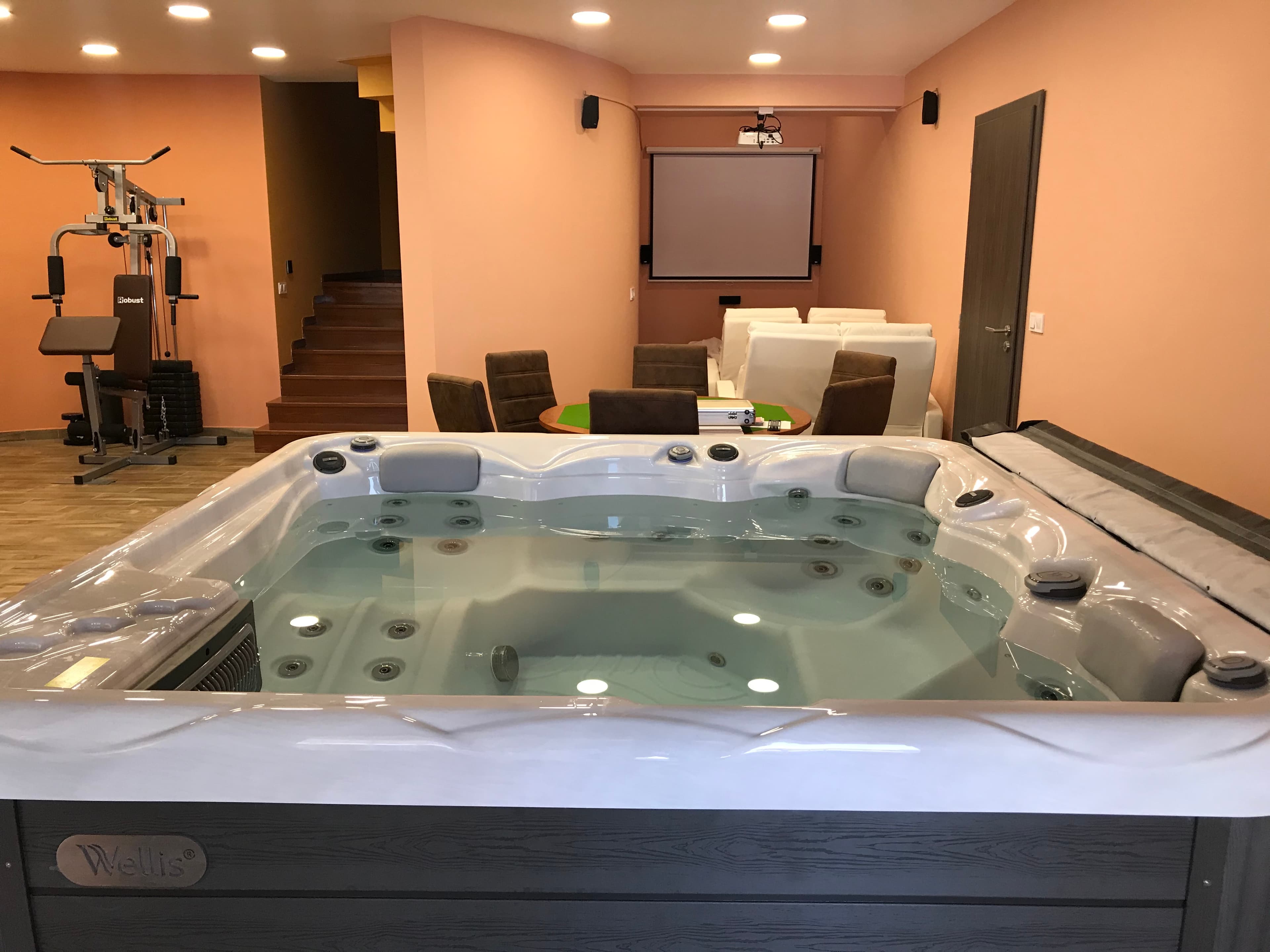 Szabadidős szint jacuzzival, házimozival és fitnesz sarokkal